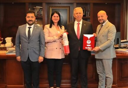 Ağa’ya takım elbise eleştirisi