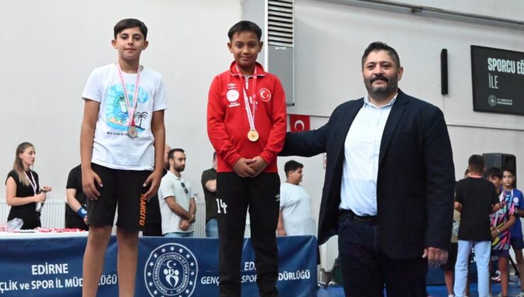 Kahramanların anısına mindere çıktılar