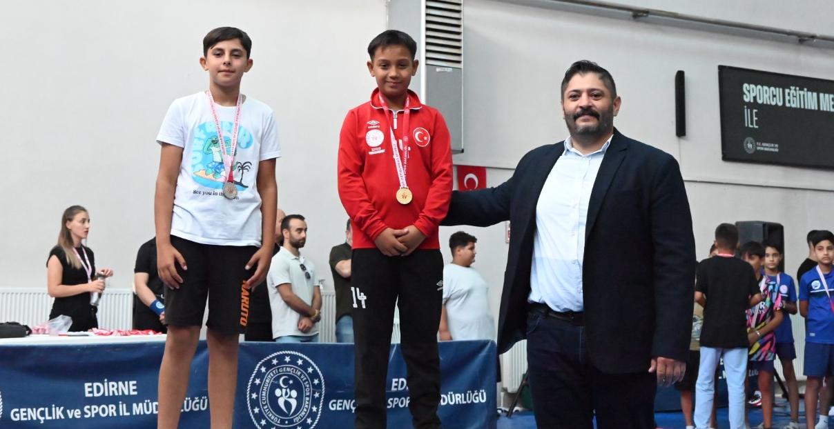 Kahramanların anısına mindere çıktılar