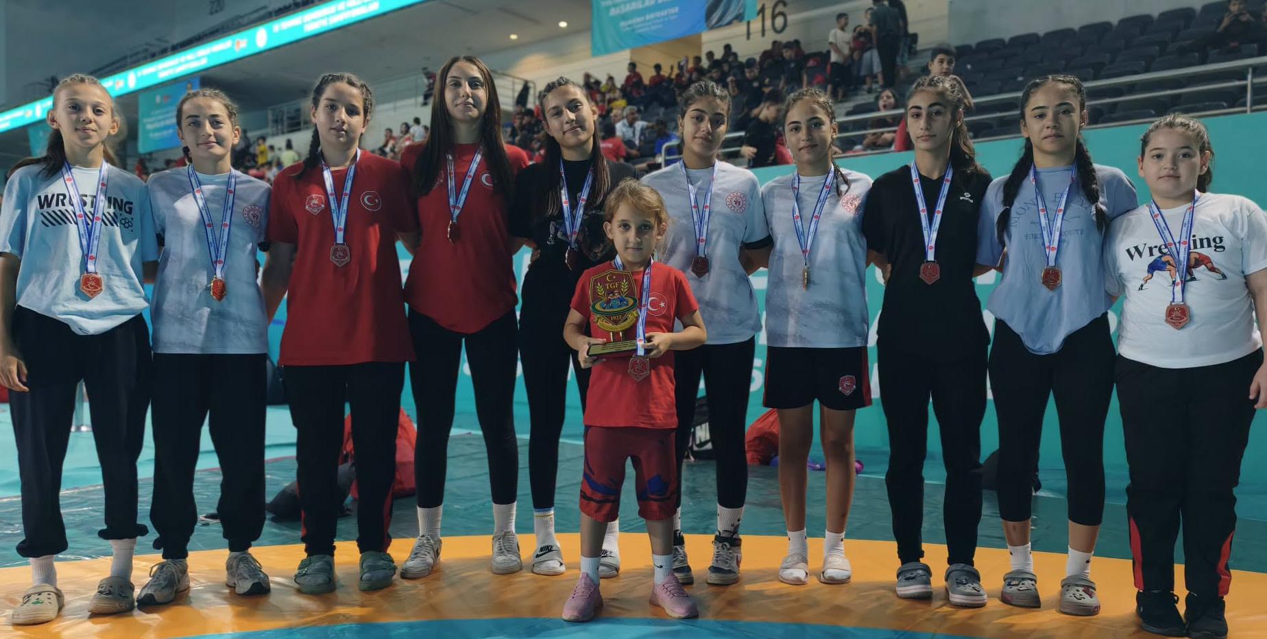 Minik güreşçilerden tarihi başarı