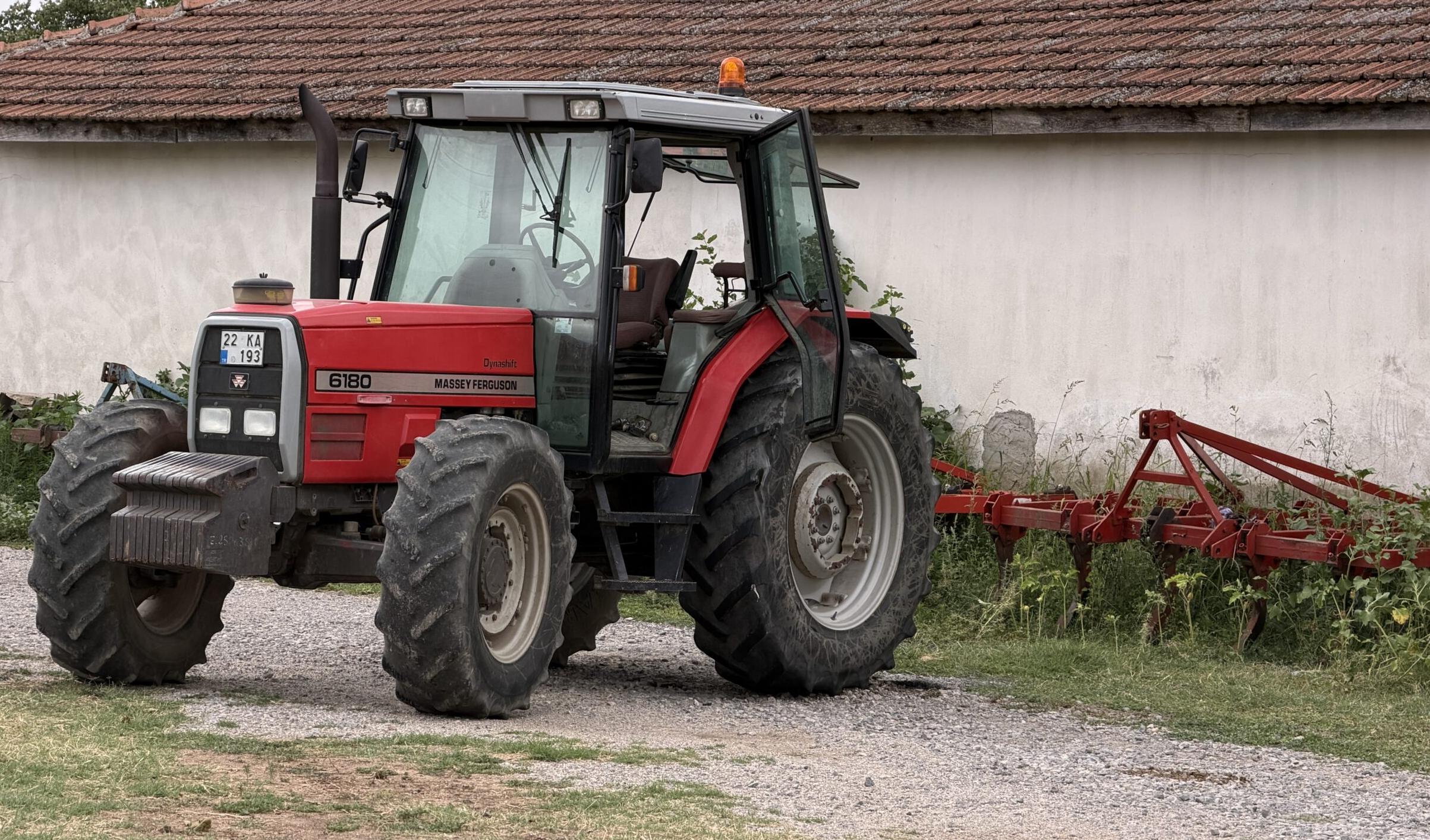 Traktör ile pulluk arasında sıkıştı