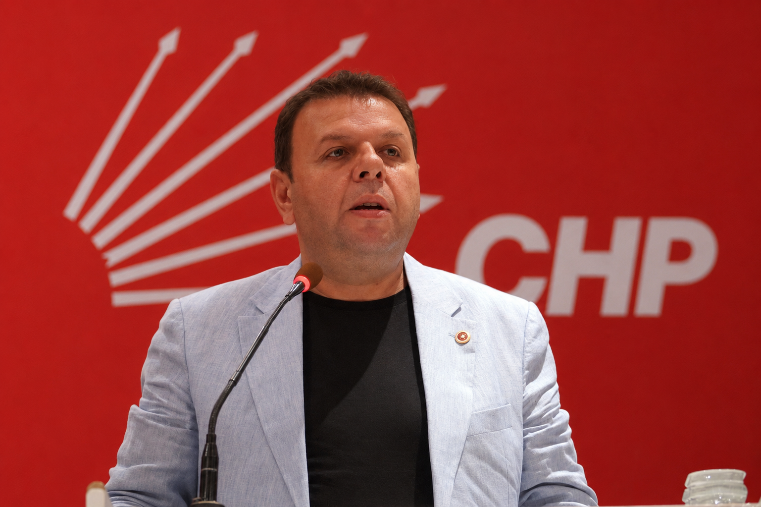 Ediz Ün, CHP’ye geçti