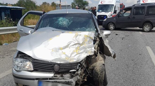 Otomobil ile kamyonet çarpıştı