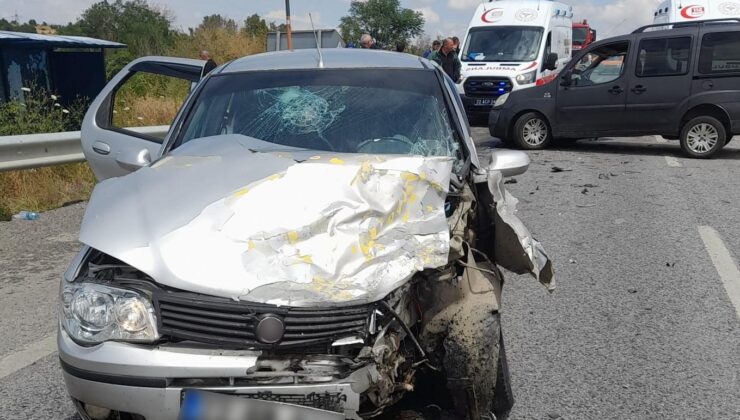 Otomobil ile kamyonet çarpıştı