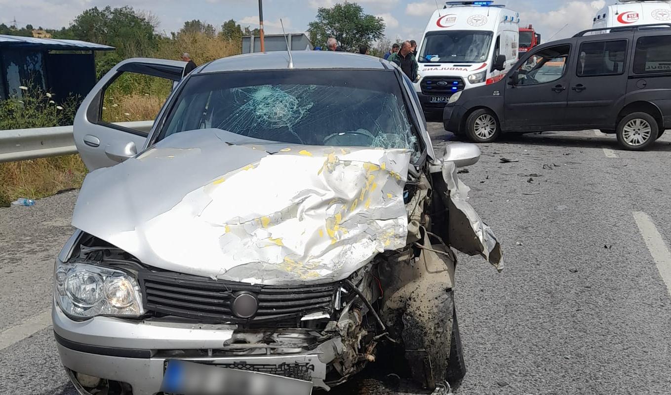 Otomobil ile kamyonet çarpıştı