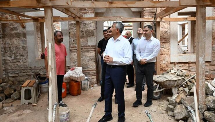 Sadece yıkık duvarı vardı
