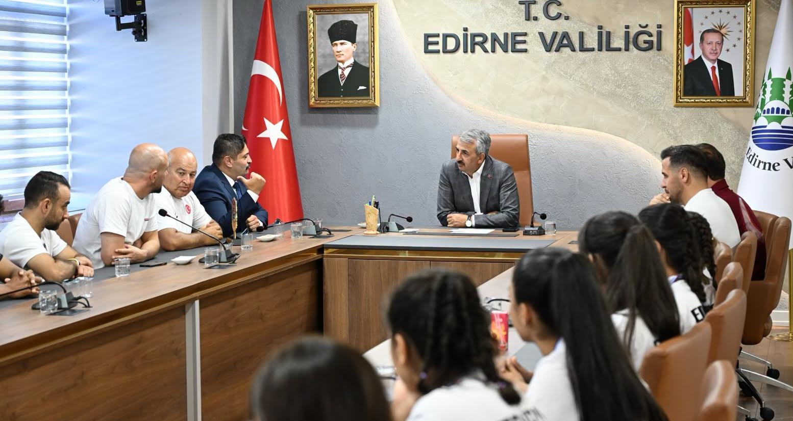 Sezer, başarılı güreşçileri ağırladı