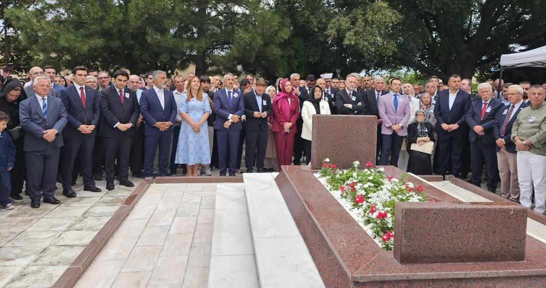 Sezer, Dr. Sadık Ahmet’i anma törenine katıldı