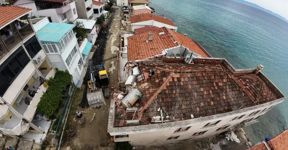 Tehlike saçan metruk bina yıkıldı
