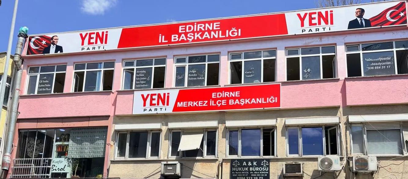 Yeni Parti tabelasını astı