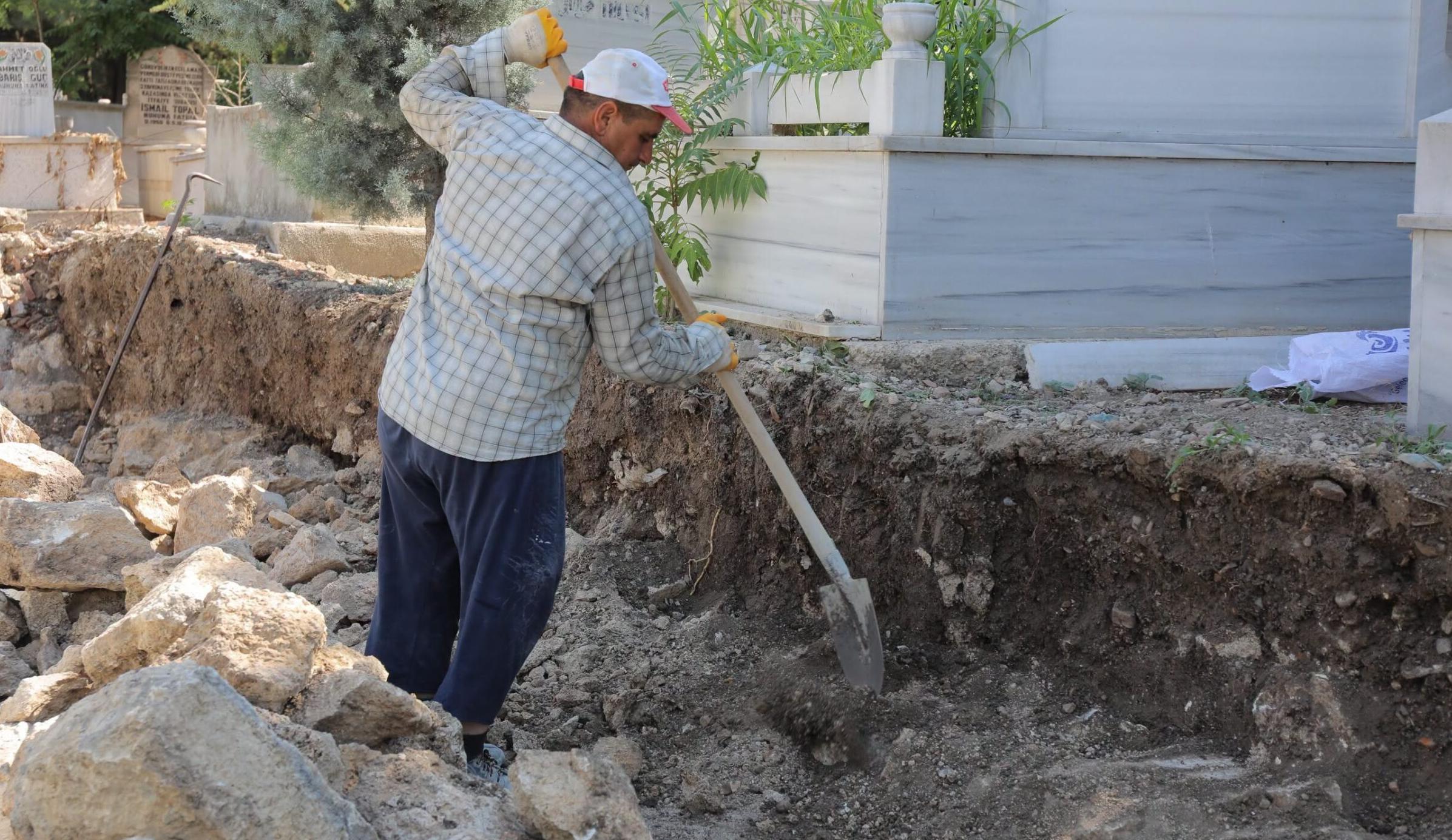 Buçuktepe Mezarlığı duvarına onarım