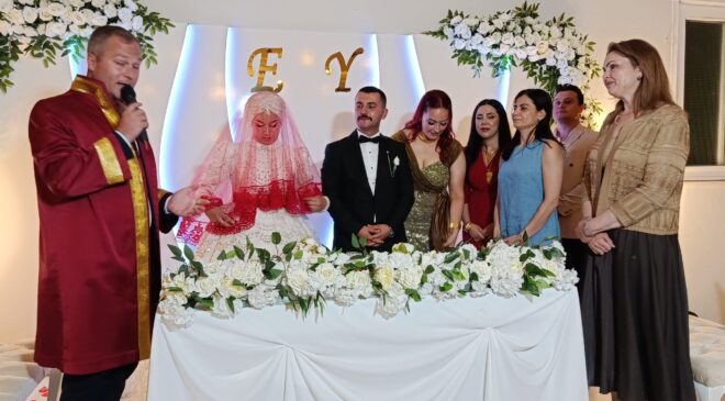 Enise ve Yunus Emre dünya evine girdi