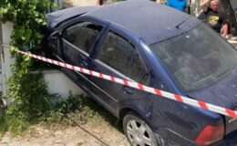 Otomobil elektrik direğine çarptı