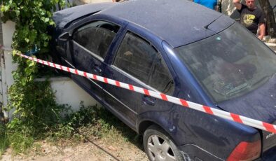 Otomobil elektrik direğine çarptı