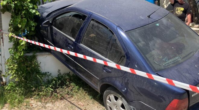 Otomobil elektrik direğine çarptı