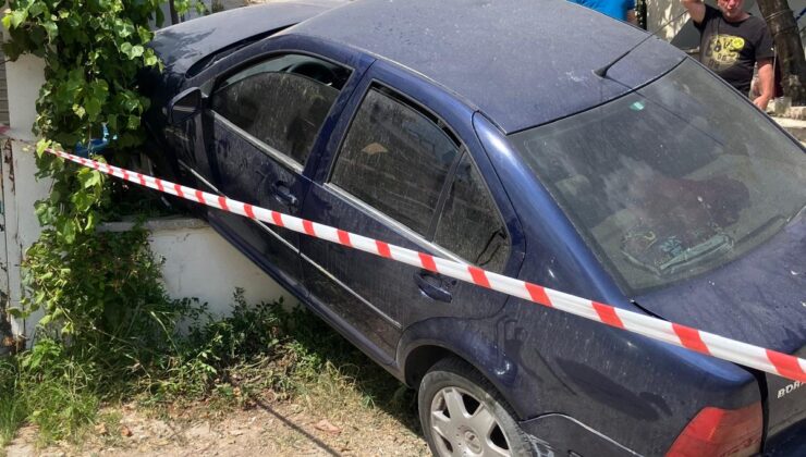 Otomobil elektrik direğine çarptı