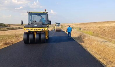 Köy yollarında asfaltlama çalışmaları sürüyor