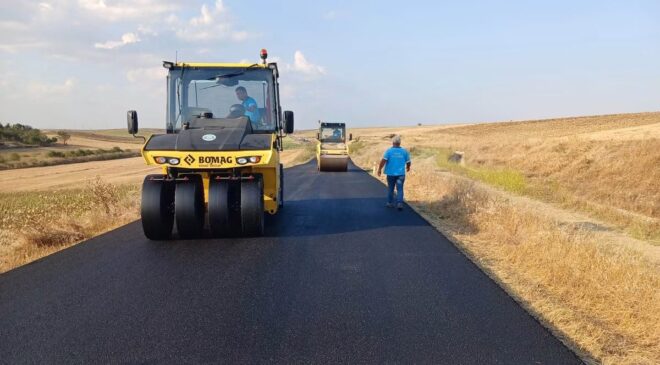 Köy yollarında asfaltlama çalışmaları sürüyor
