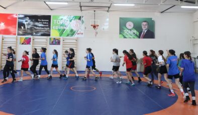 Genç güreşçilerin pusulası Yasemin