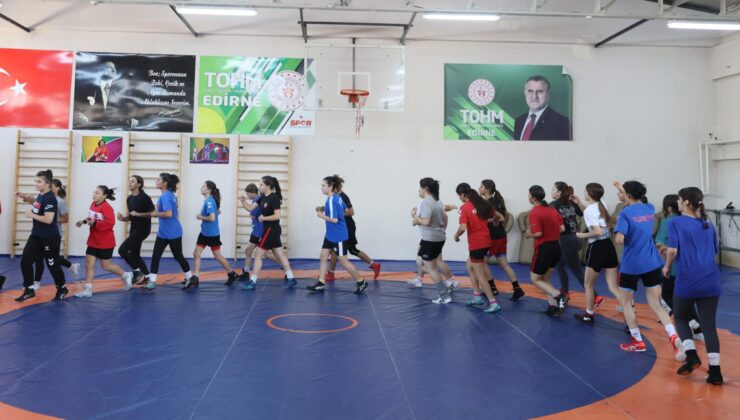 Genç güreşçilerin pusulası Yasemin
