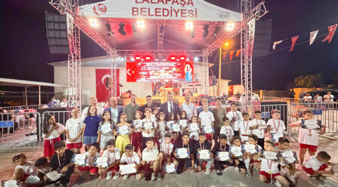 Lalapaşa “Zafer”i 90’lar konseriyle kutladı