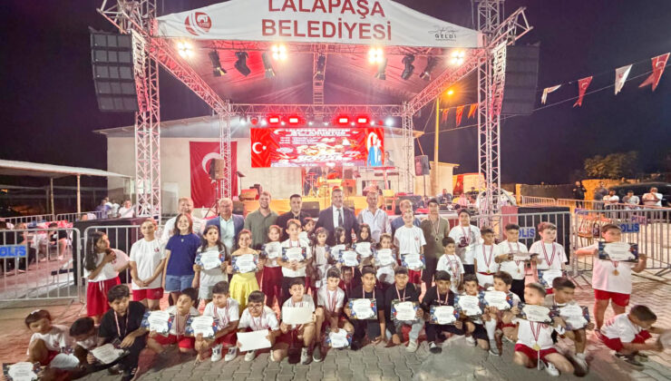 Lalapaşa “Zafer”i 90’lar konseriyle kutladı