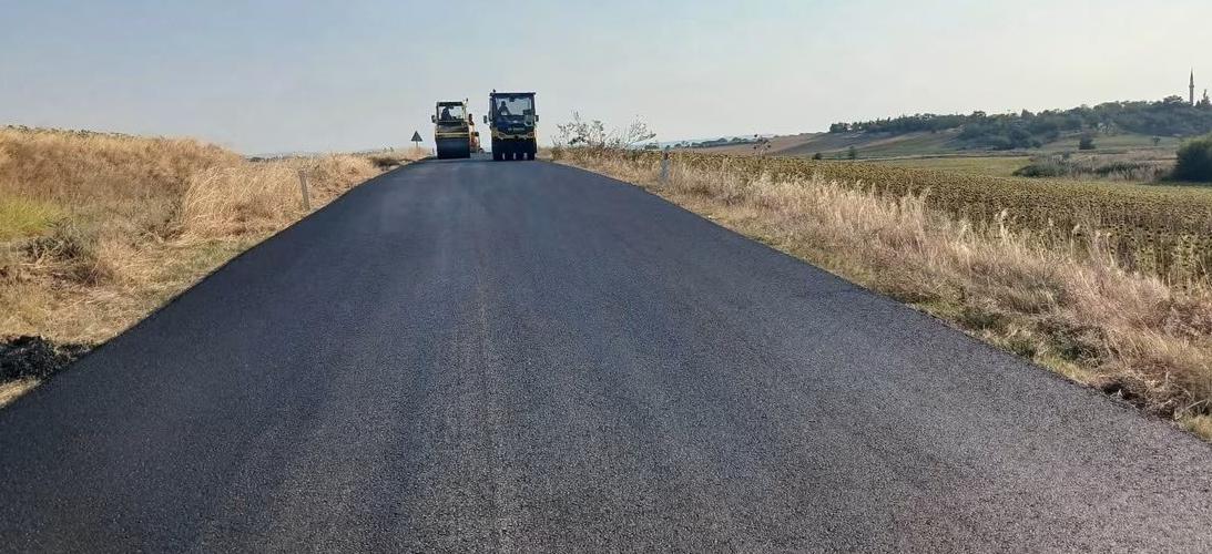 Köy yollarında asfaltlama çalışmaları sürüyor