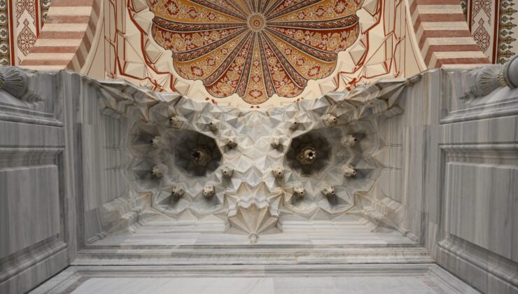 Gizemli motif kapıda gizli