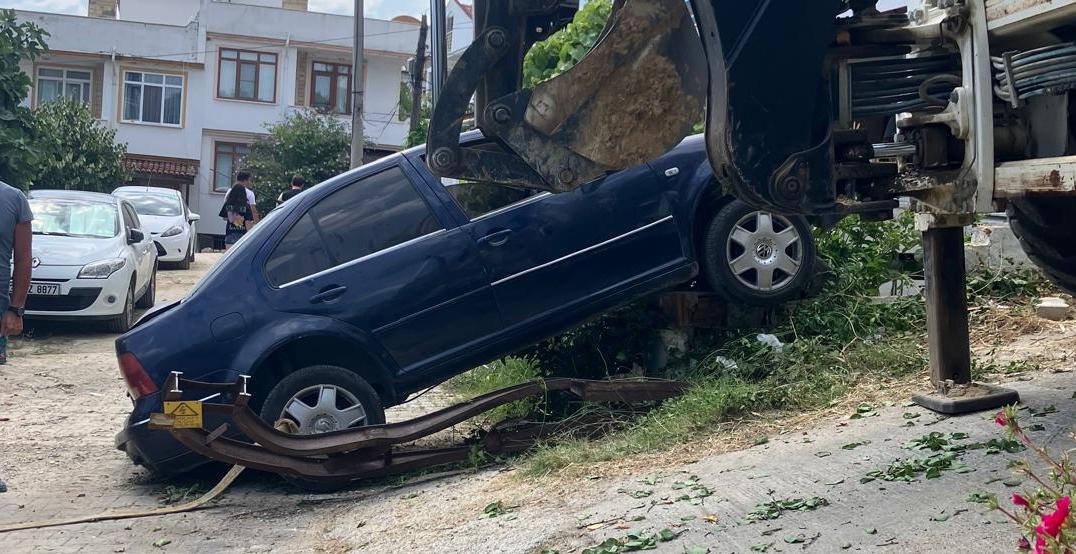 Otomobil elektrik direğine çarptı