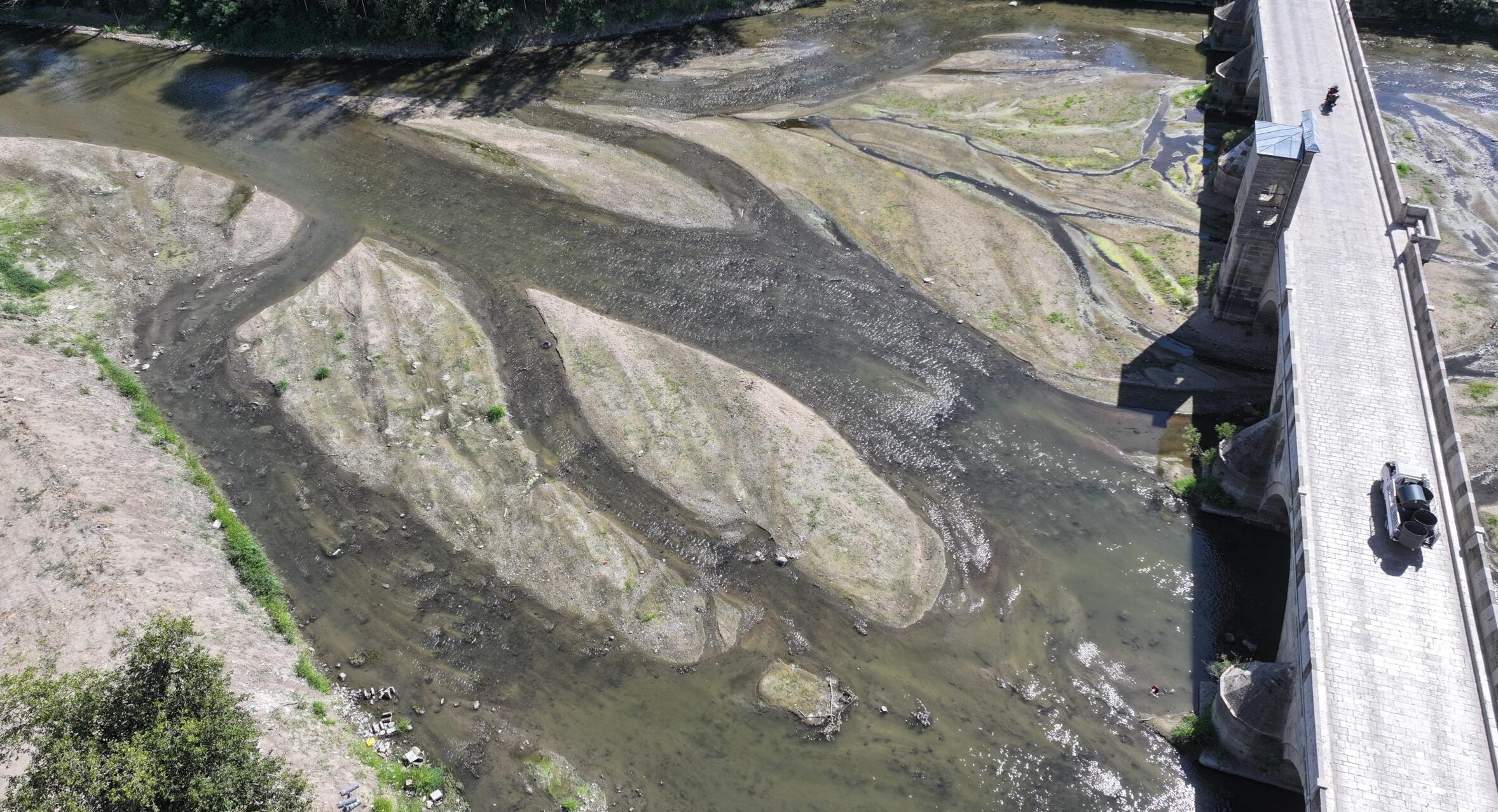 Tunca Nehri’nde kum adacıkları oluştu