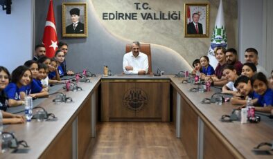 Vali Sezer, çocuklarla bir araya geldi