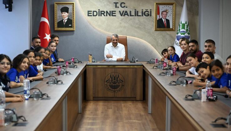 Vali Sezer, çocuklarla bir araya geldi