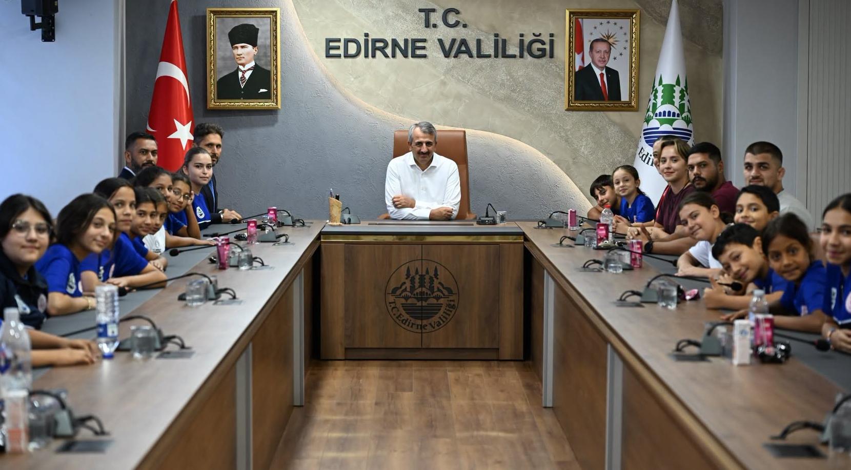 Vali Sezer, çocuklarla bir araya geldi