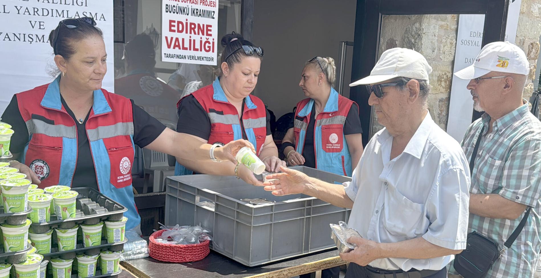 Vali Sezer’den etli pilav ikramı
