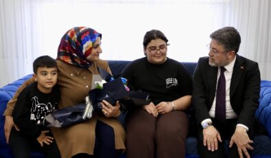 Bakan Yumaklı’dan şehit ailesine ziyaret