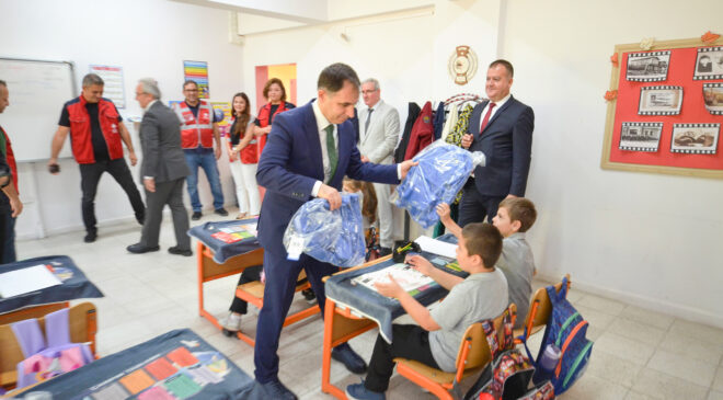 Vakıflardan okul kütüphanelerine kitap