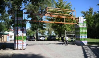 Festivalin giriş takı peynir tenekelerinden