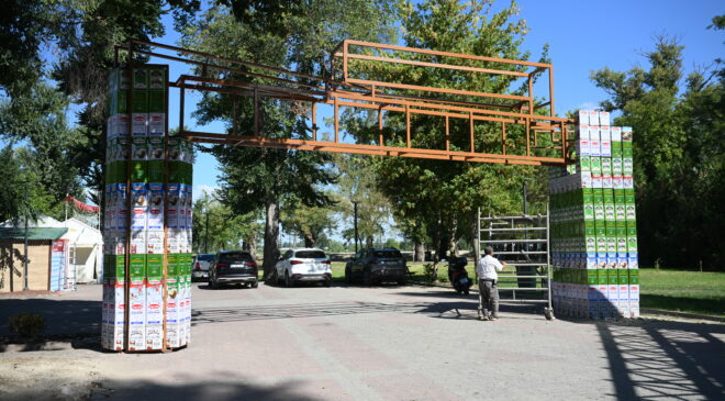 Festivalin giriş takı peynir tenekelerinden