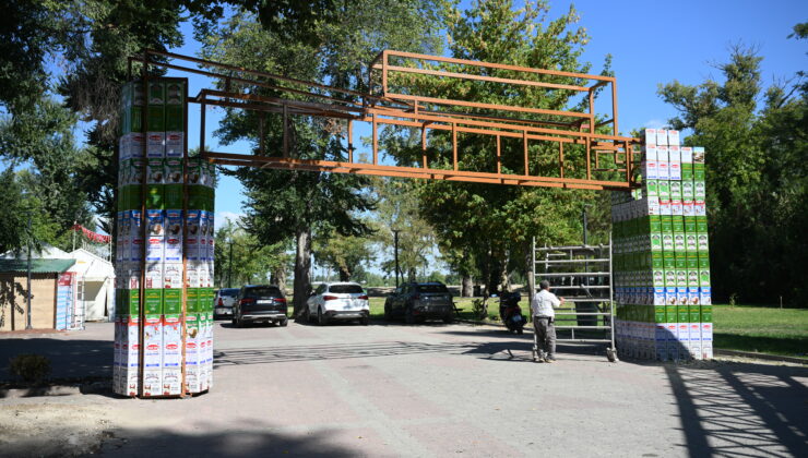 Festivalin giriş takı peynir tenekelerinden