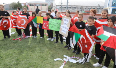 Çocuklar Gazze için uçurtma uçurdu
