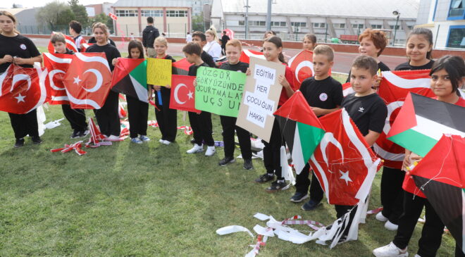 Çocuklar Gazze için uçurtma uçurdu