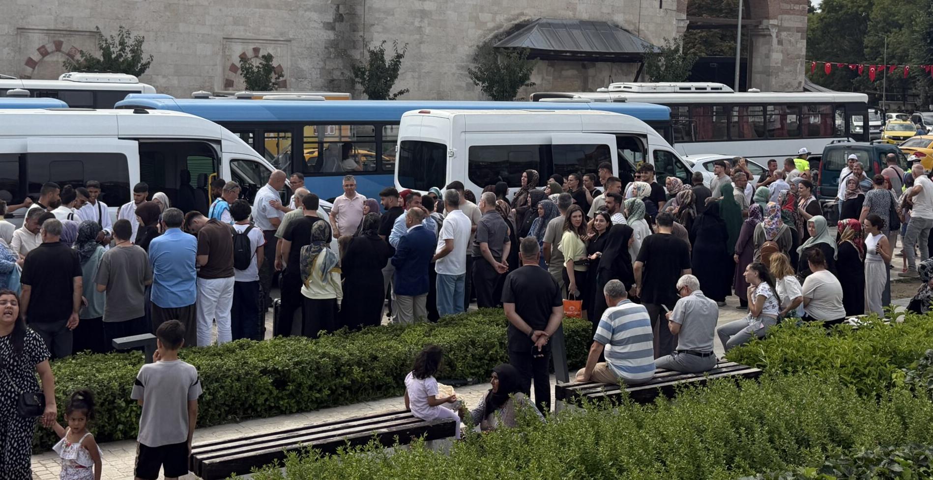 Başarılı öğrencilere umre hediyesi