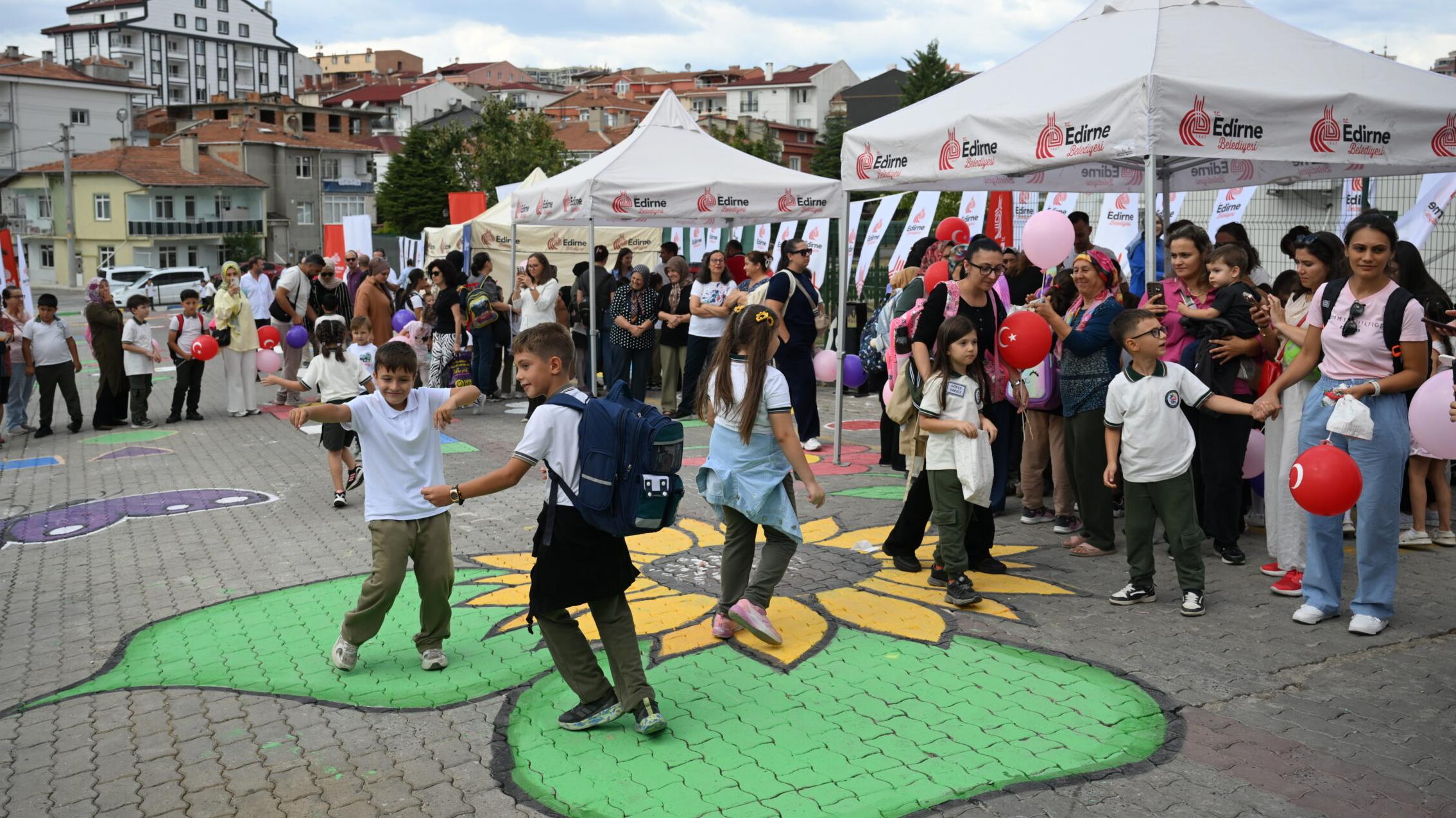 Çocuk Sokağı trafiğe kapandı