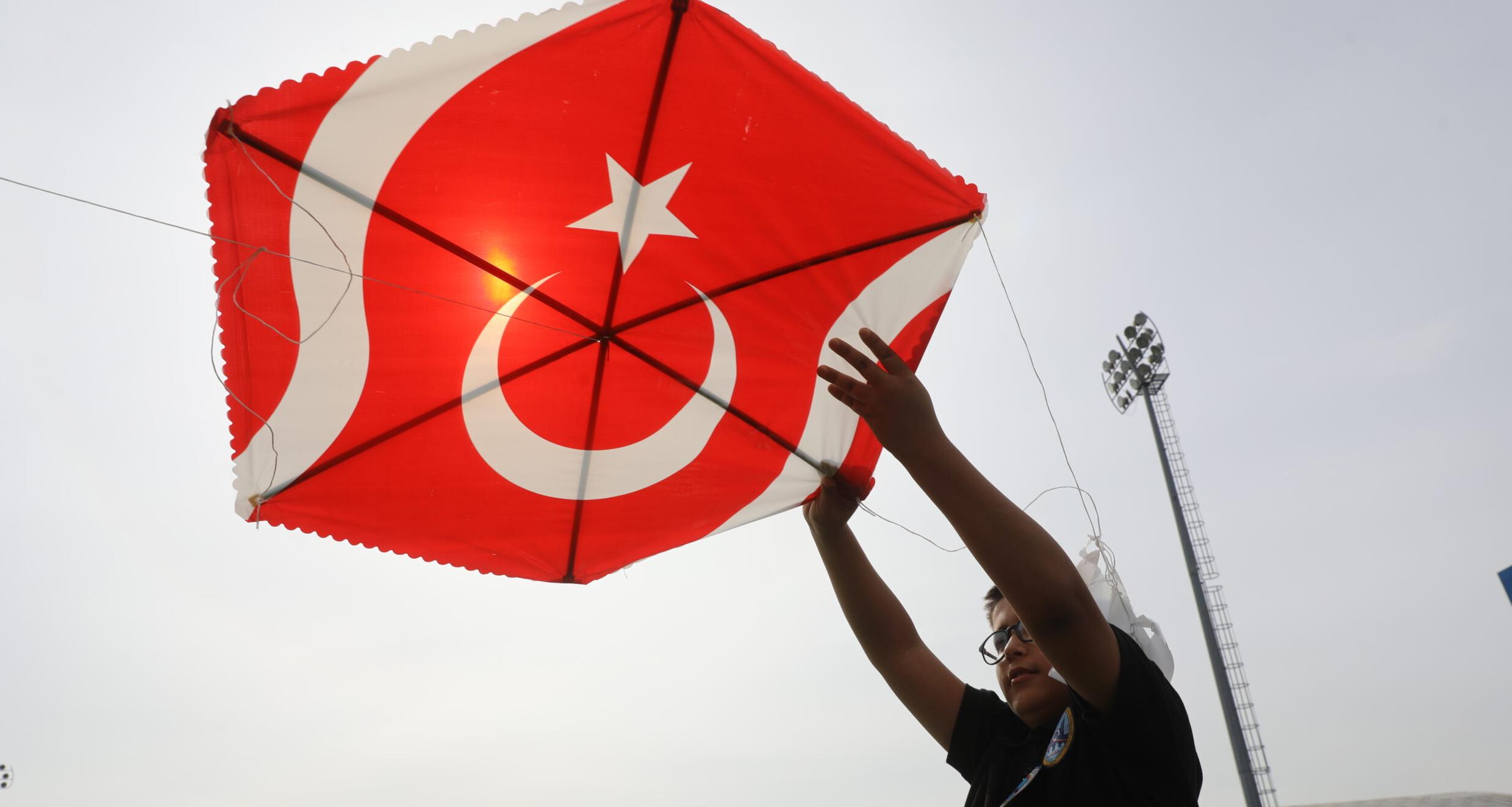 Çocuklar Gazze için uçurtma uçurdu