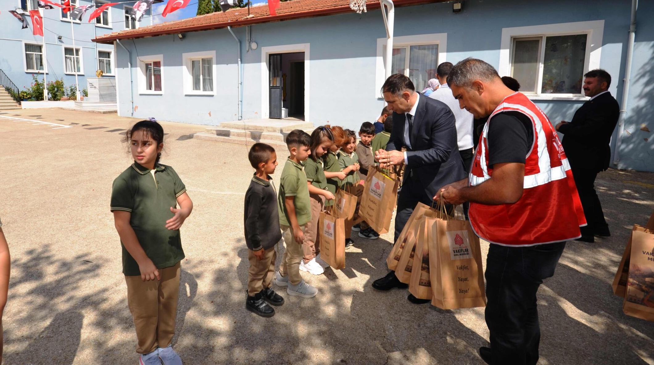 Eğitim yılının ilk hediyesi vakıflardan
