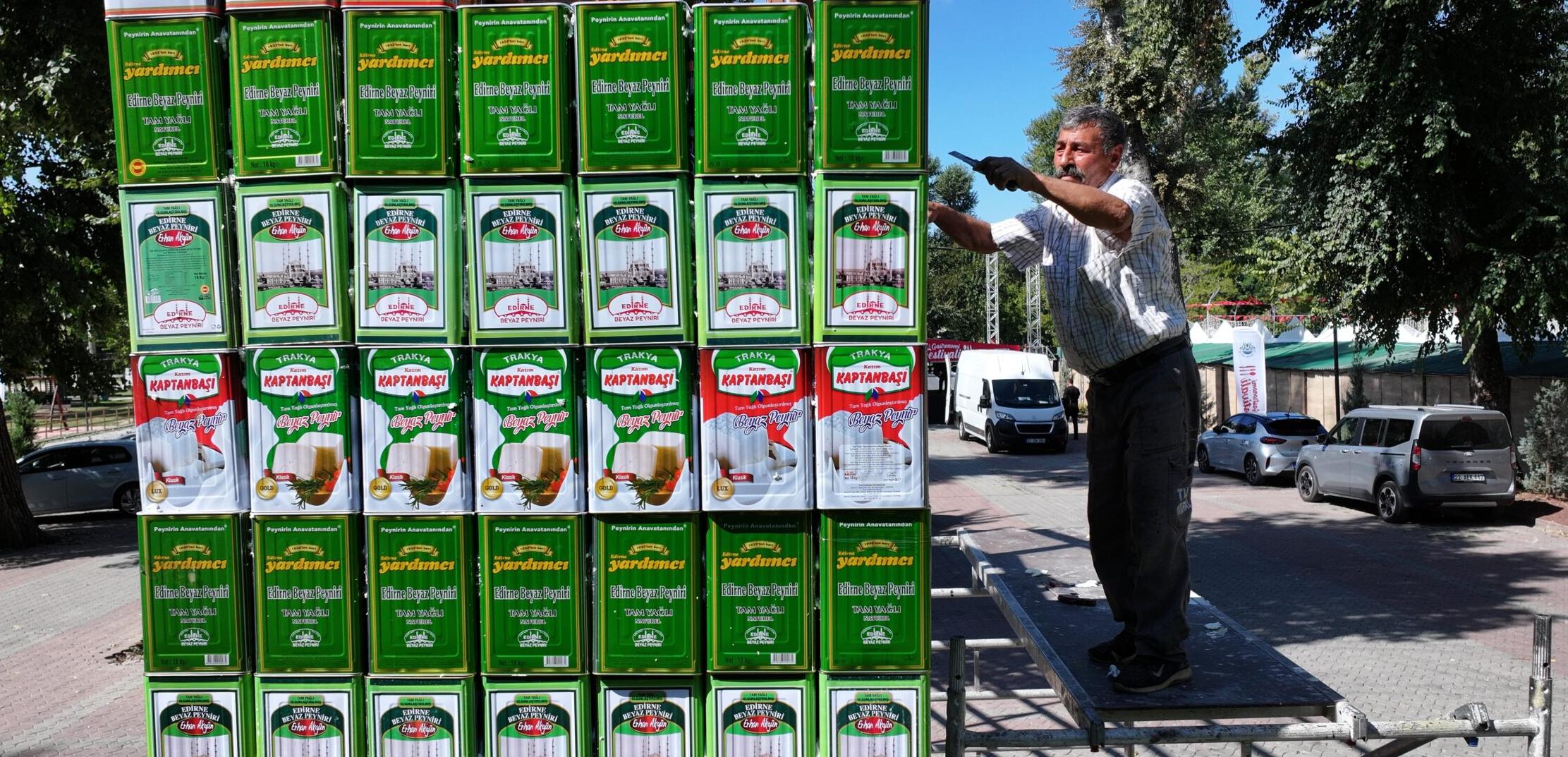 Festivalin giriş takı peynir tenekelerinden