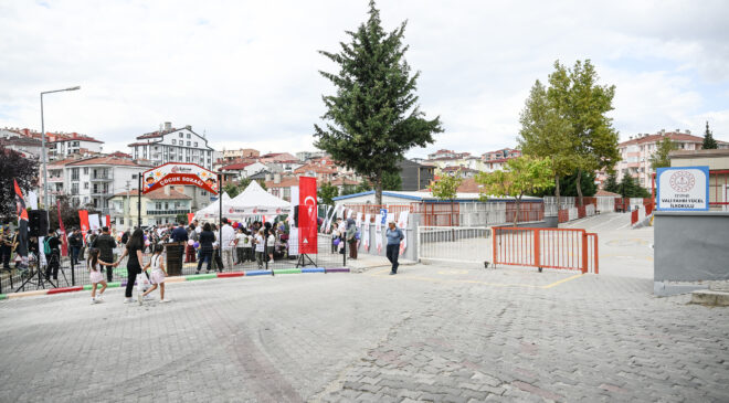 Çocuk Sokağı trafiğe kapandı