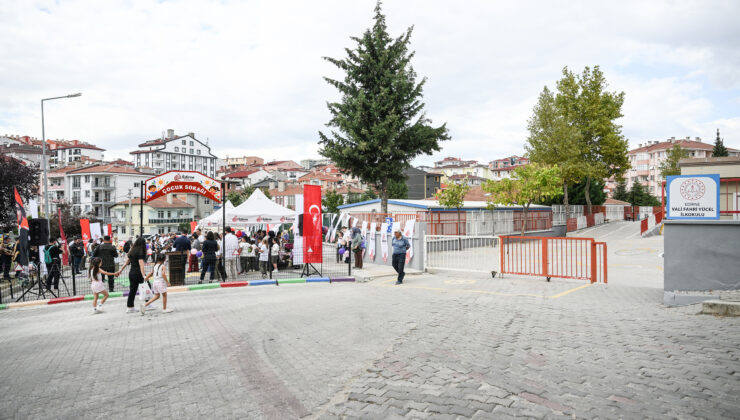 Çocuk Sokağı trafiğe kapandı