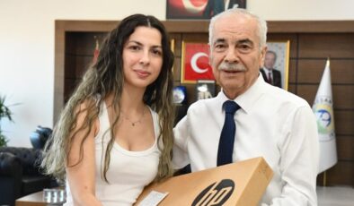 Keşanlı doktor adayına hediye bilgisayar