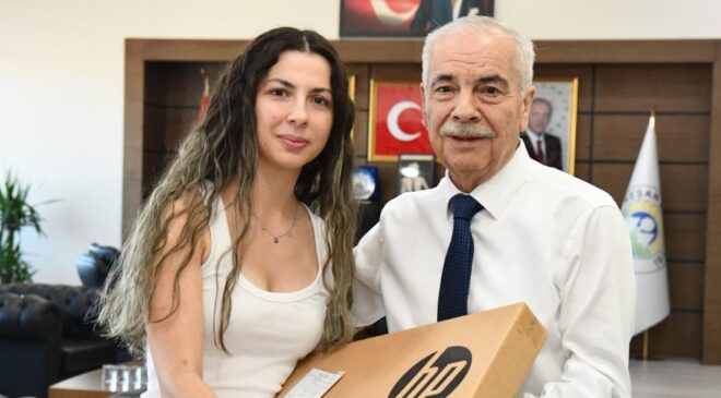 Keşanlı doktor adayına hediye bilgisayar